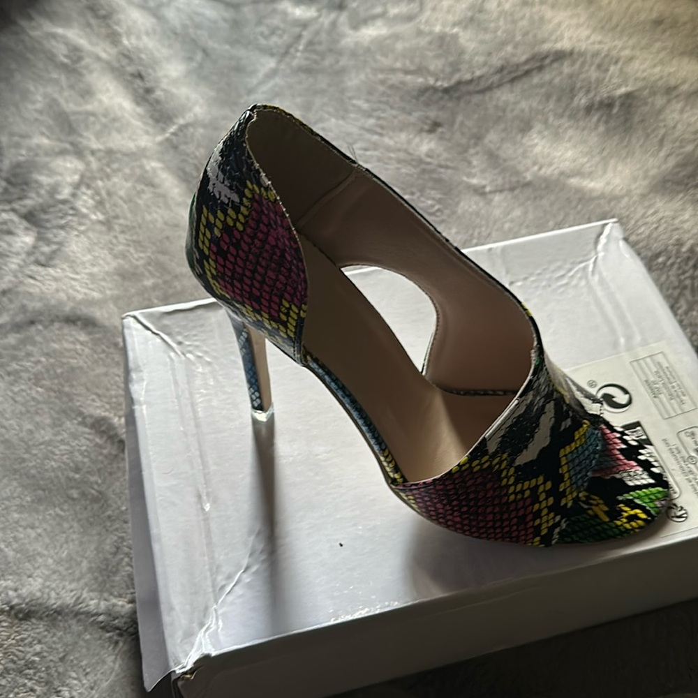 Heals to match everything and stylish yet different brand new never worn💌